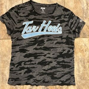 Tailgate Tar Heels Sort Sleeve Camo T-Shirt Womens Size Small